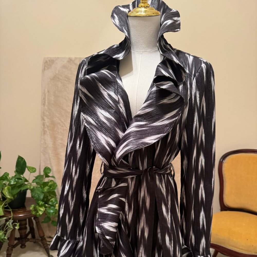 Peter Nygard Women Duster Jacket Ruffled Lined Black White Tie Pockets Sz 10
